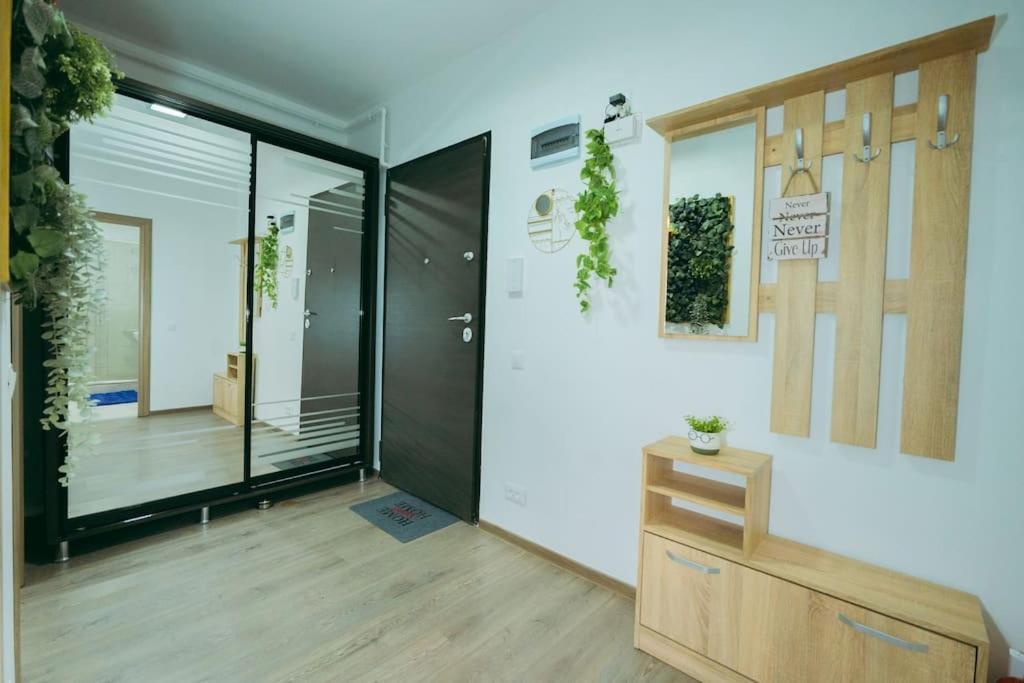 Plaza View Apartment *